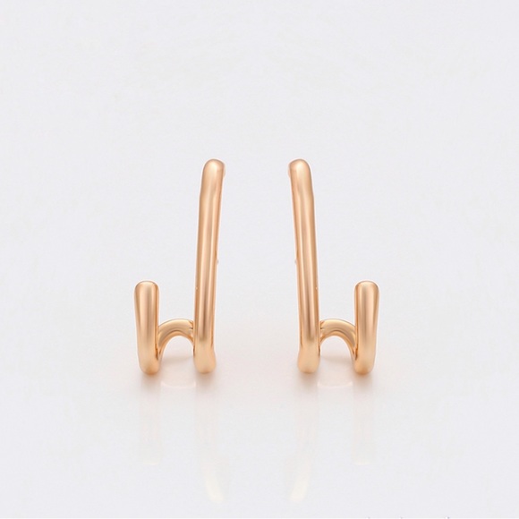 Huggie Earrings 18k Gold Plated Claw Earrings - Picture 7 of 16